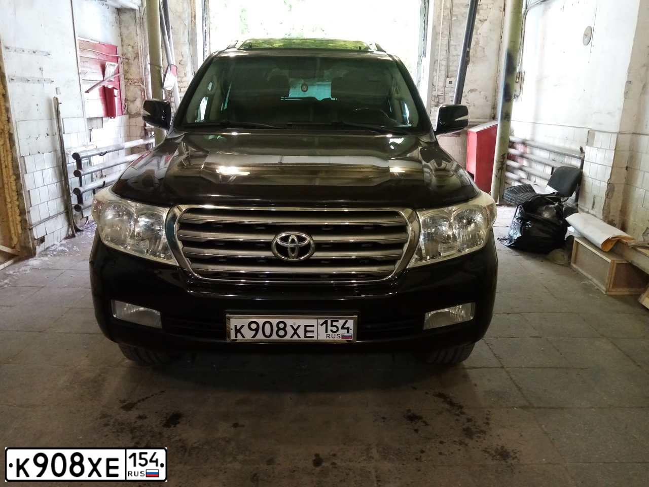 Фото автомобиля TOYOTA LANDCRUISER 200, 2008 — госномер К908ХЕ154. Цвет: ЧЕРНЫЙ