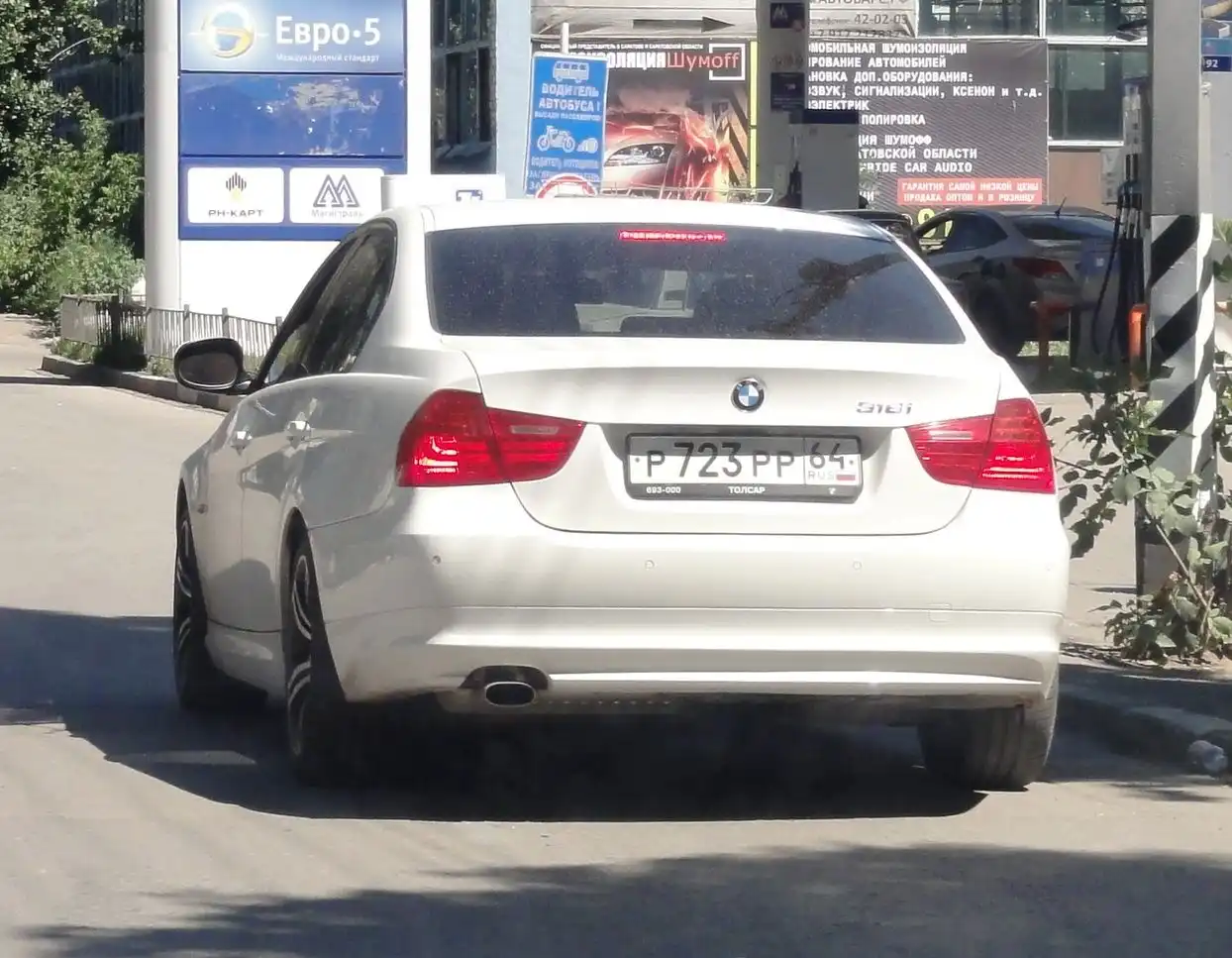 Фото автомобиля BMW 318I, 2011 — госномер В943ТР37. Цвет: Белый