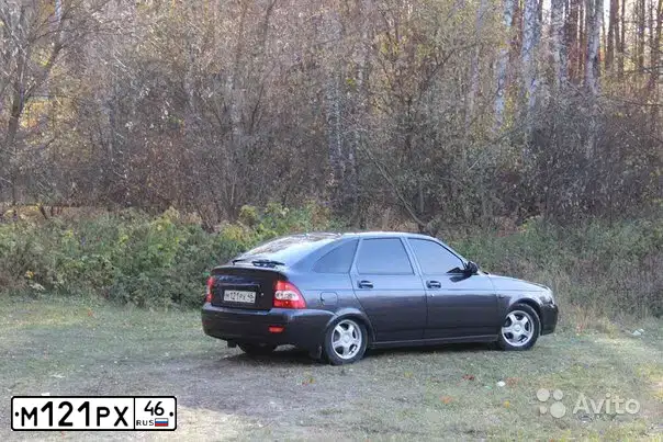 Фото автомобиля LADA 2172 PRIORA, 2008 — госномер М121РХ46. Цвет: СЕРЫЙ