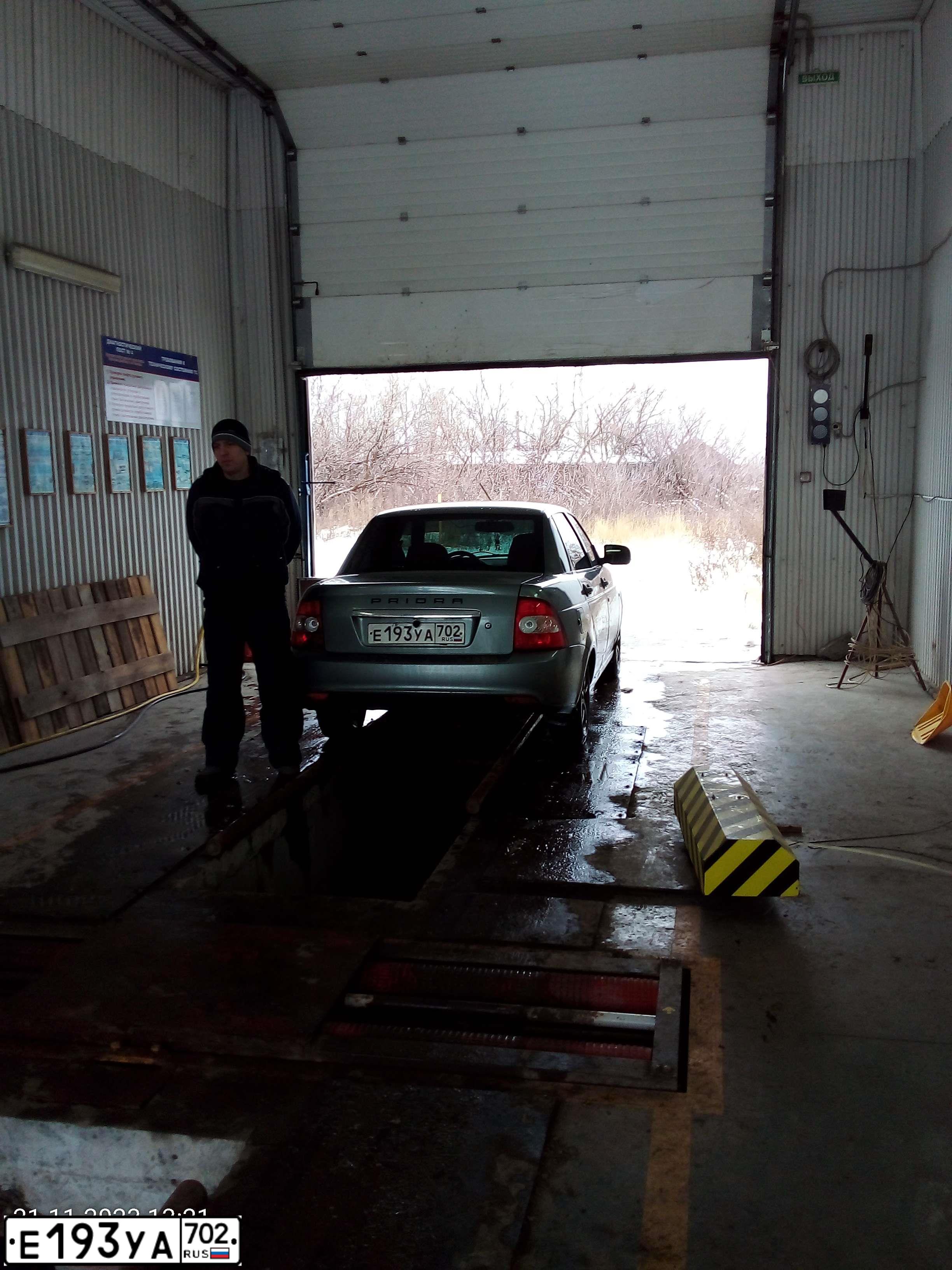 Фото автомобиля LADA 2170 PRIORA, 2011 — госномер М228НМ763. Цвет: средний серо-зеленый металлик