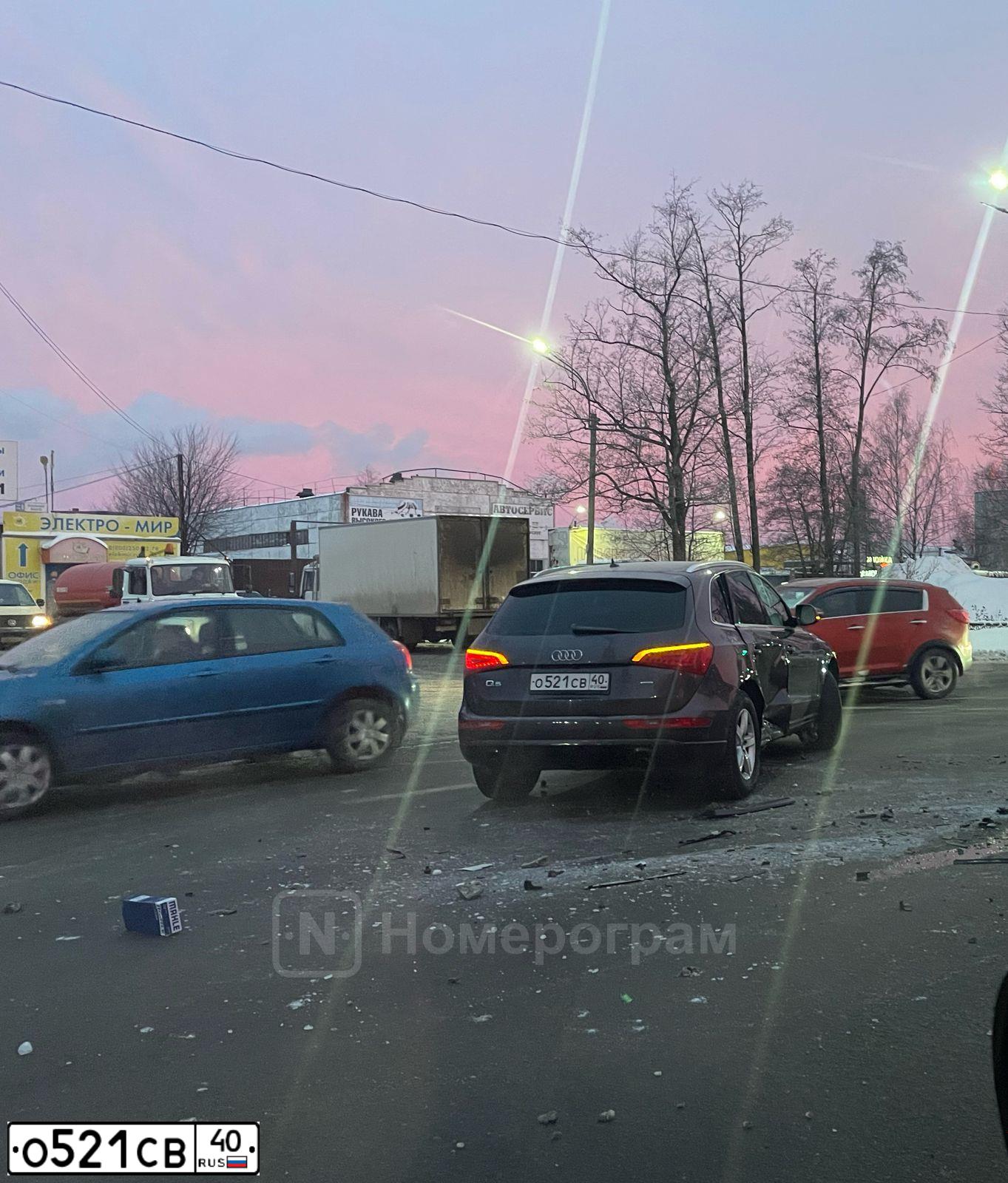Фото автомобиля AUDI Q5, 2008 — госномер Е525ЕР197. Цвет: СИРЕНЕВЫЙ