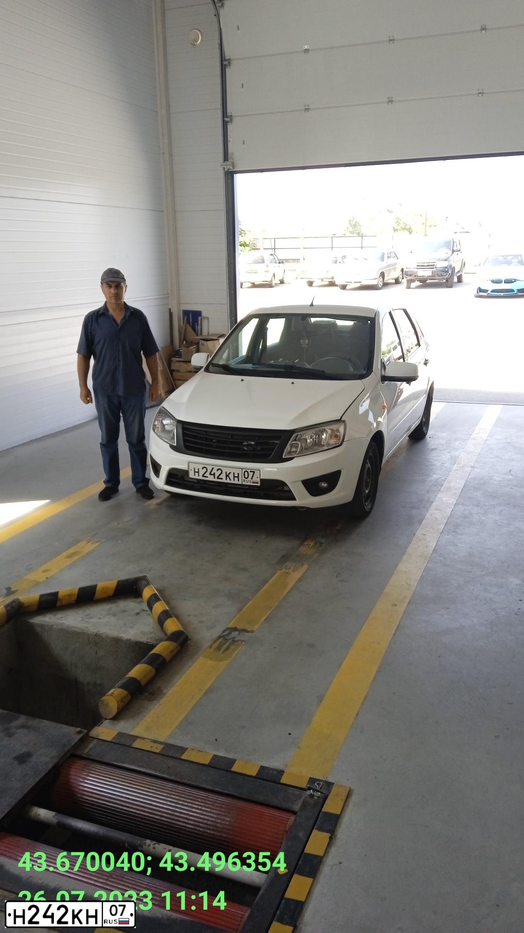Фото автомобиля LADA 2190 GRANTA, 2015 — госномер Н242КН07. Цвет: Белый