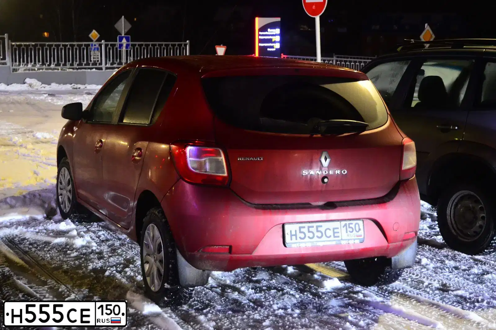 Фото автомобиля RENAULT SANDERO, 2014 — госномер Н555СЕ150. Цвет: КРАСНЫЙ