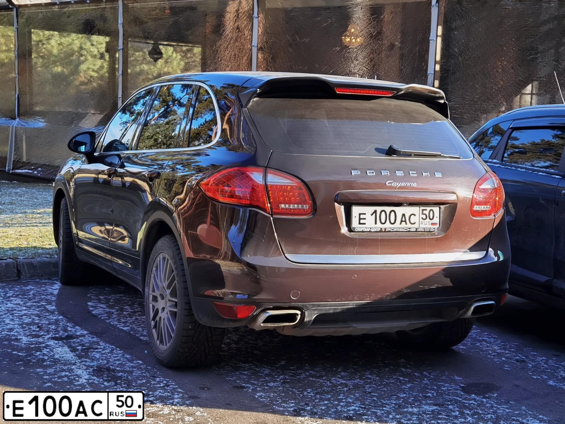 Фото автомобиля PORSCHE CAYENNE, 2013 — госномер Е100АС50. Цвет: Коричневый