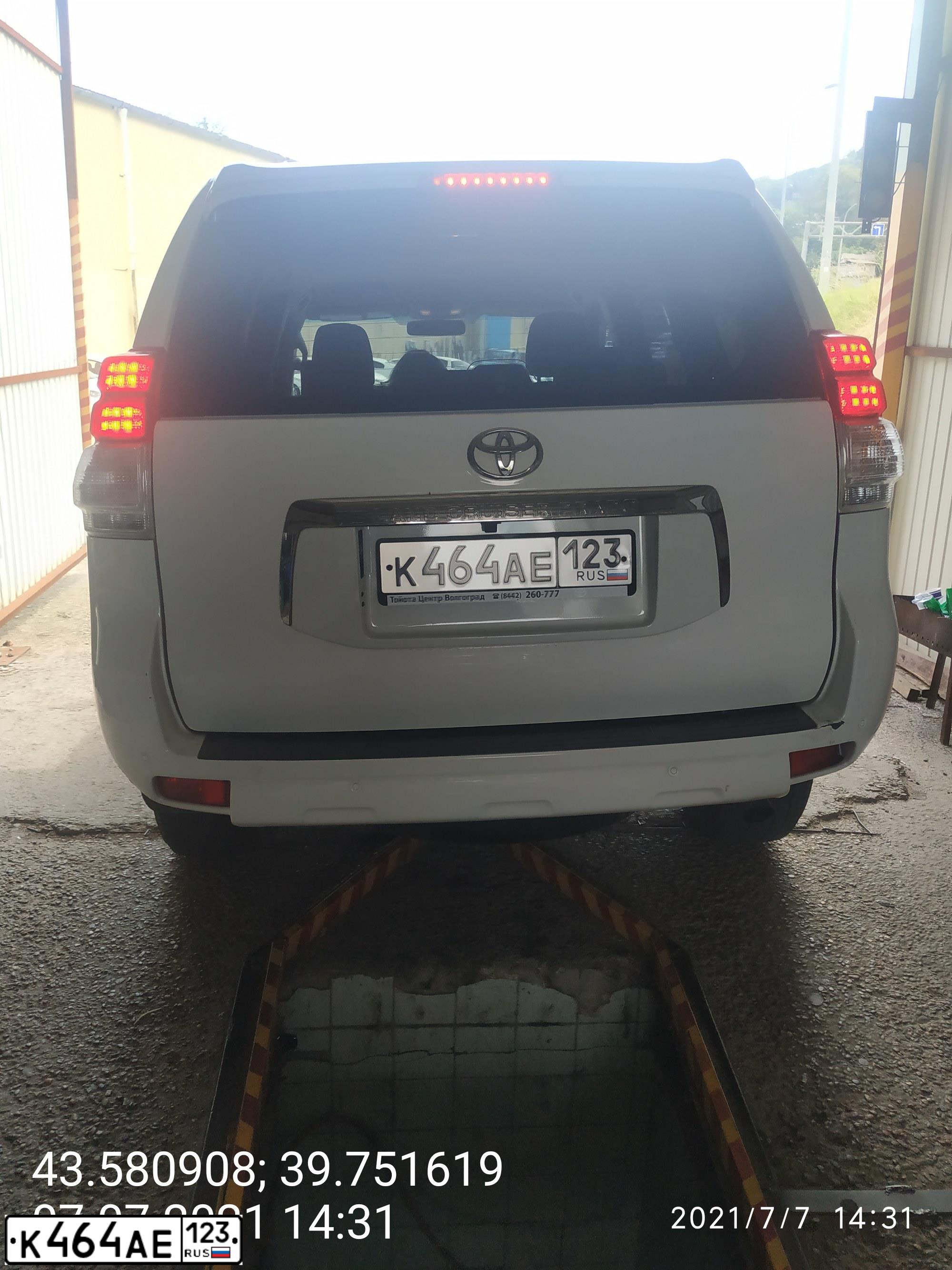 Фото автомобиля TOYOTA LANDCRUISER, 2010 — госномер Р013НВ34. Цвет: БЕЛЫЙ