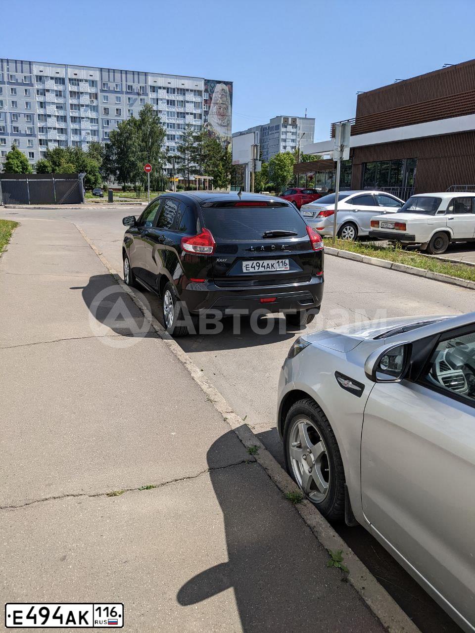 Фото автомобиля LADA XRAY, 2017 — госномер Е494АК116. Цвет: ЧЕРНЫЙ