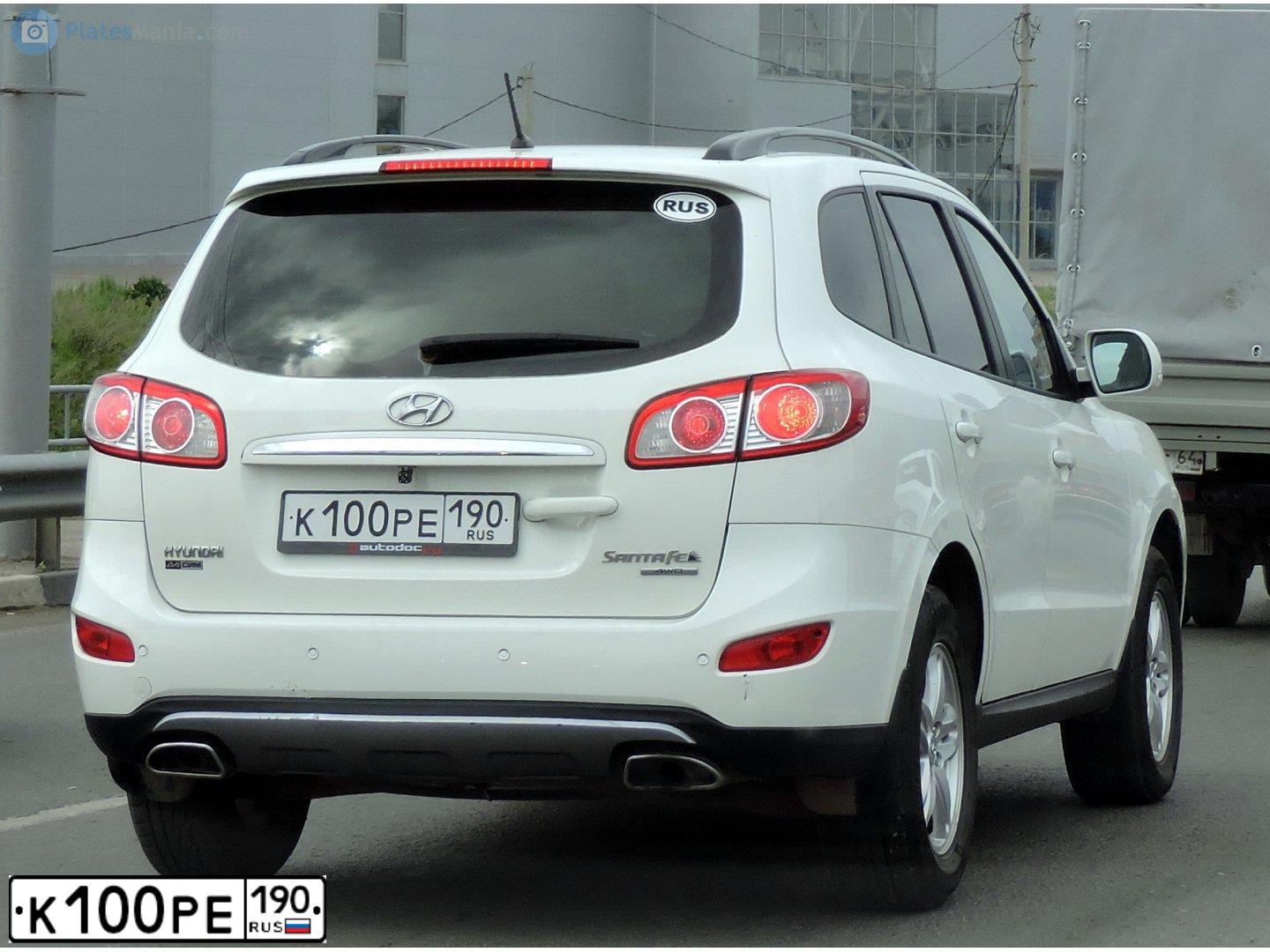 Фото автомобиля HYUNDAI SANTA FE, 2011 — госномер К100РЕ190. Цвет: Белый