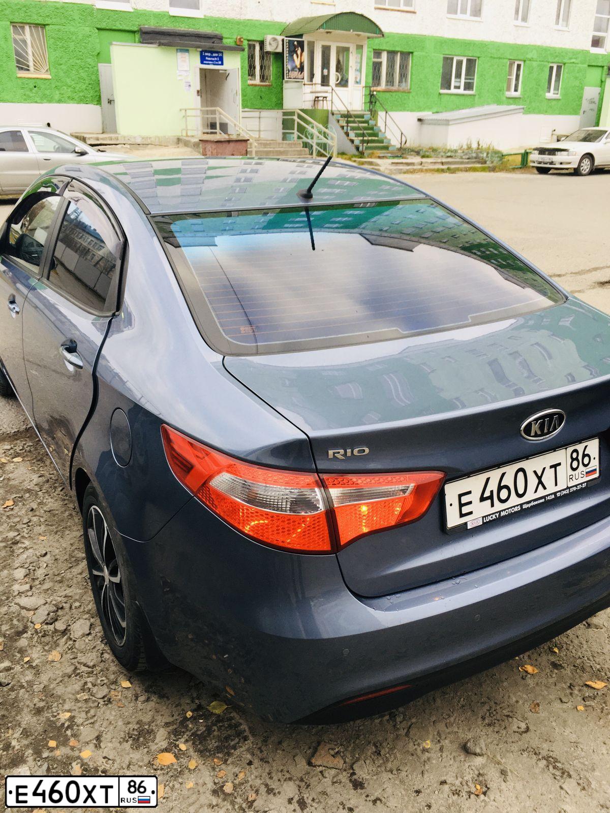 Фото автомобиля KIA RIO, 2012 — госномер Е521РВ186. Цвет: голубой
