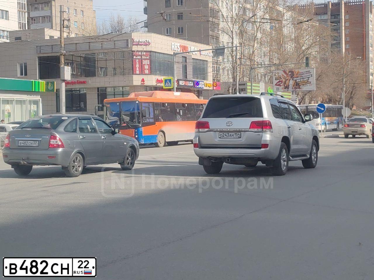 Фото автомобиля LADA 2172 PRIORA, 2009 — госномер В482СН22. Цвет: СЕРО-ЗЕЛЕНЫЙ