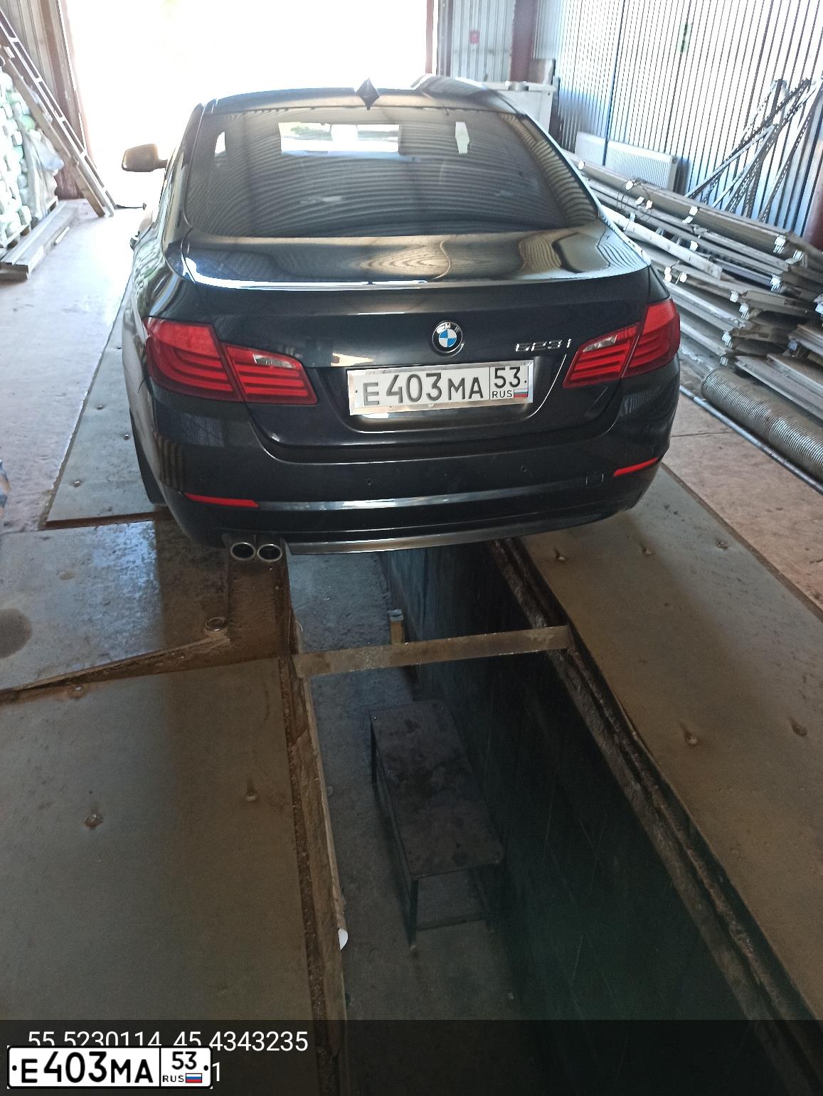 Фото автомобиля BMW SERIE 5, 2010 — госномер Е403МА53. Цвет: ЧЕРНЫЙ