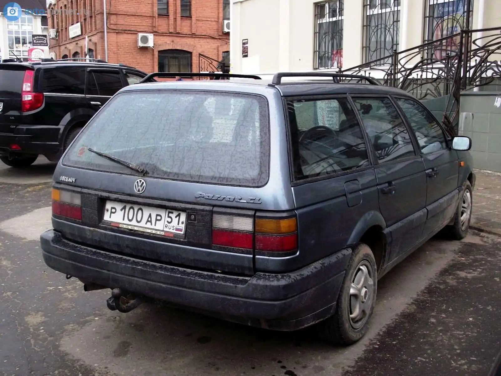 Фото автомобиля VOLKSWAGEN PASSAT, 1988 — госномер Р100АР51. Цвет: синий