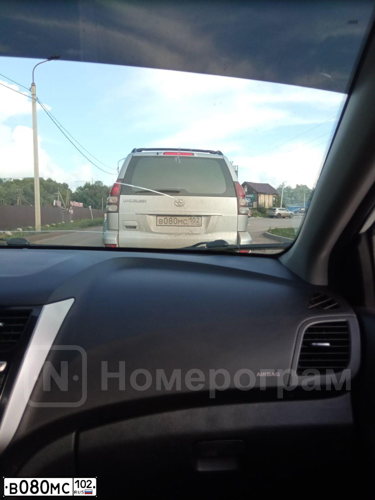 Фото автомобиля TOYOTA LANDCRUISER, 2007 — госномер С070СА89. Цвет: СЕРЕБРИСТЫЙ