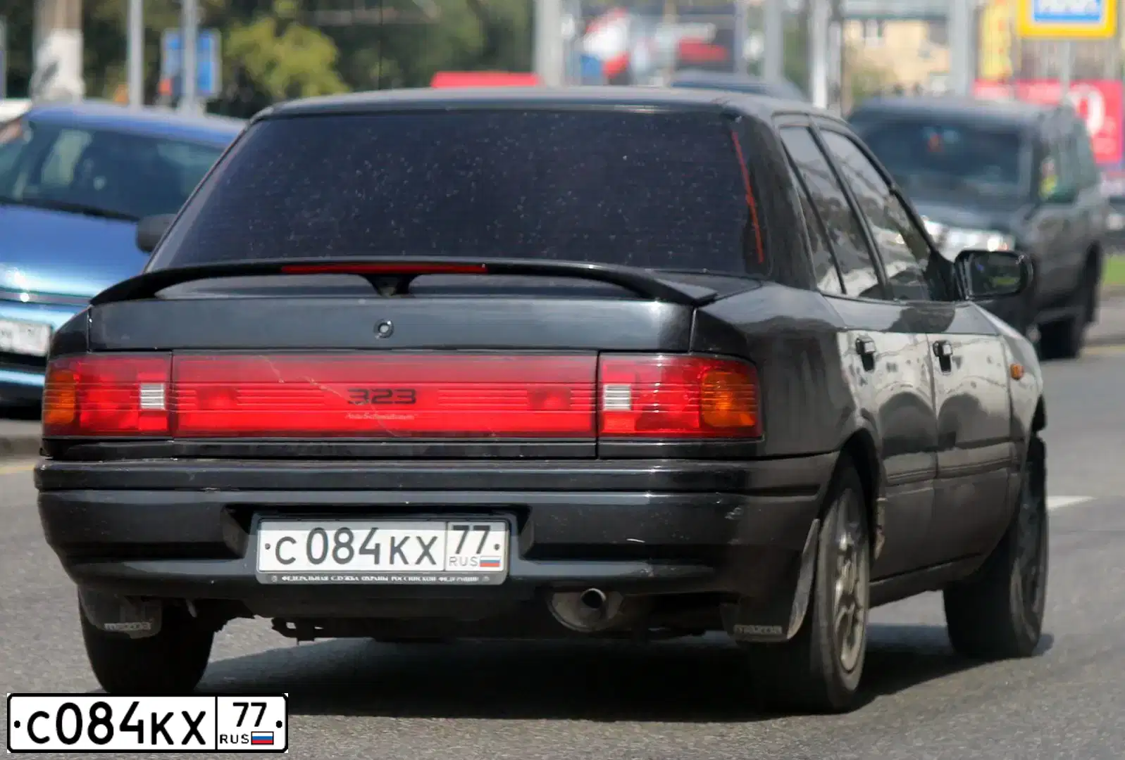 Фото автомобиля MAZDA 323, 1998 — госномер С084КХ77. Цвет: ЧЕРНЫЙ