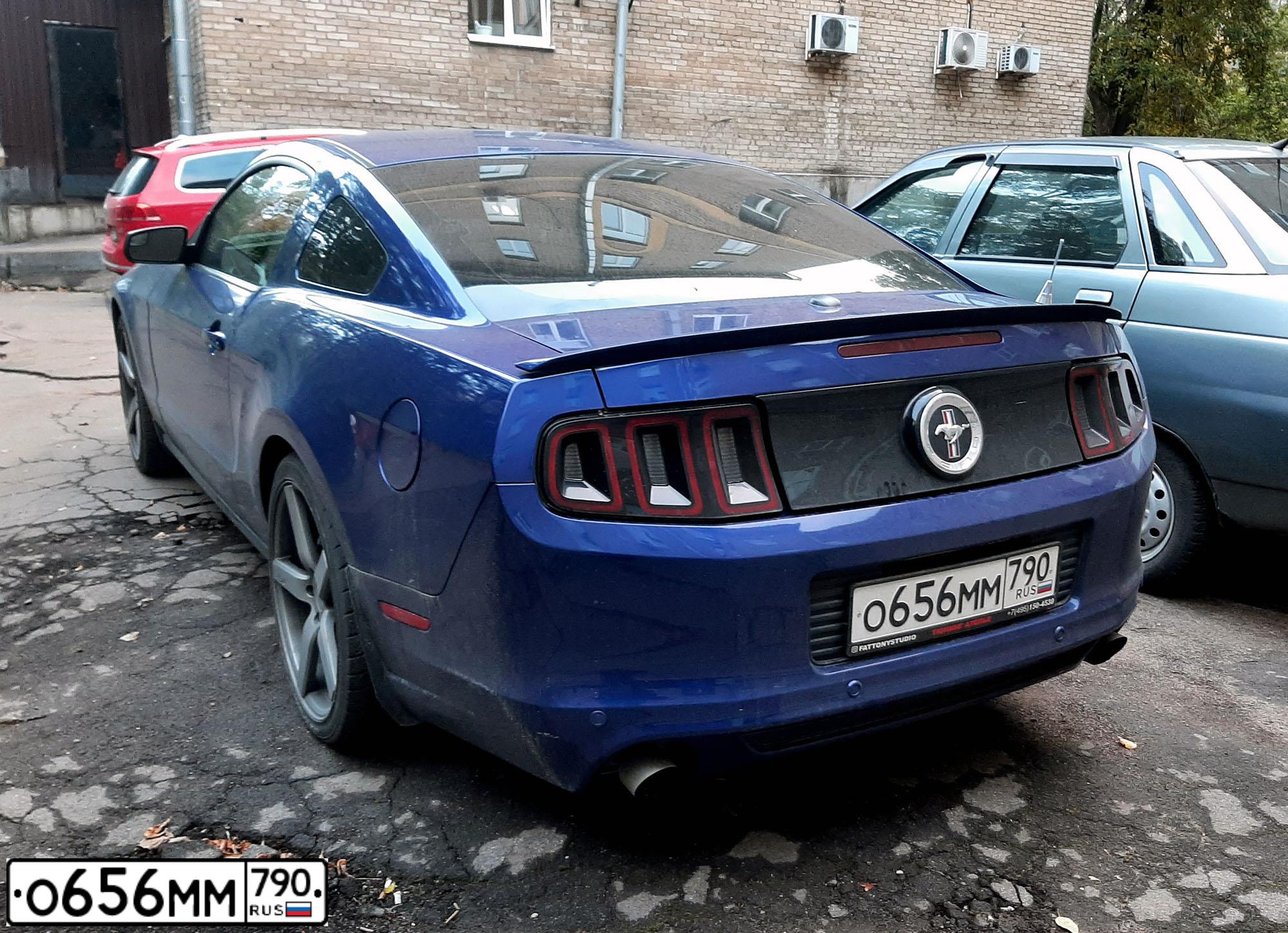 Фото автомобиля FORD MUSTANG, 2013 — госномер О656ММ790. Цвет: Темно-синий