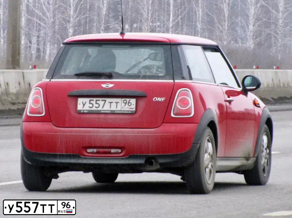 Фото автомобиля MINI МИНИ ONE, 2012 — госномер У557ТТ96. Цвет: Красный