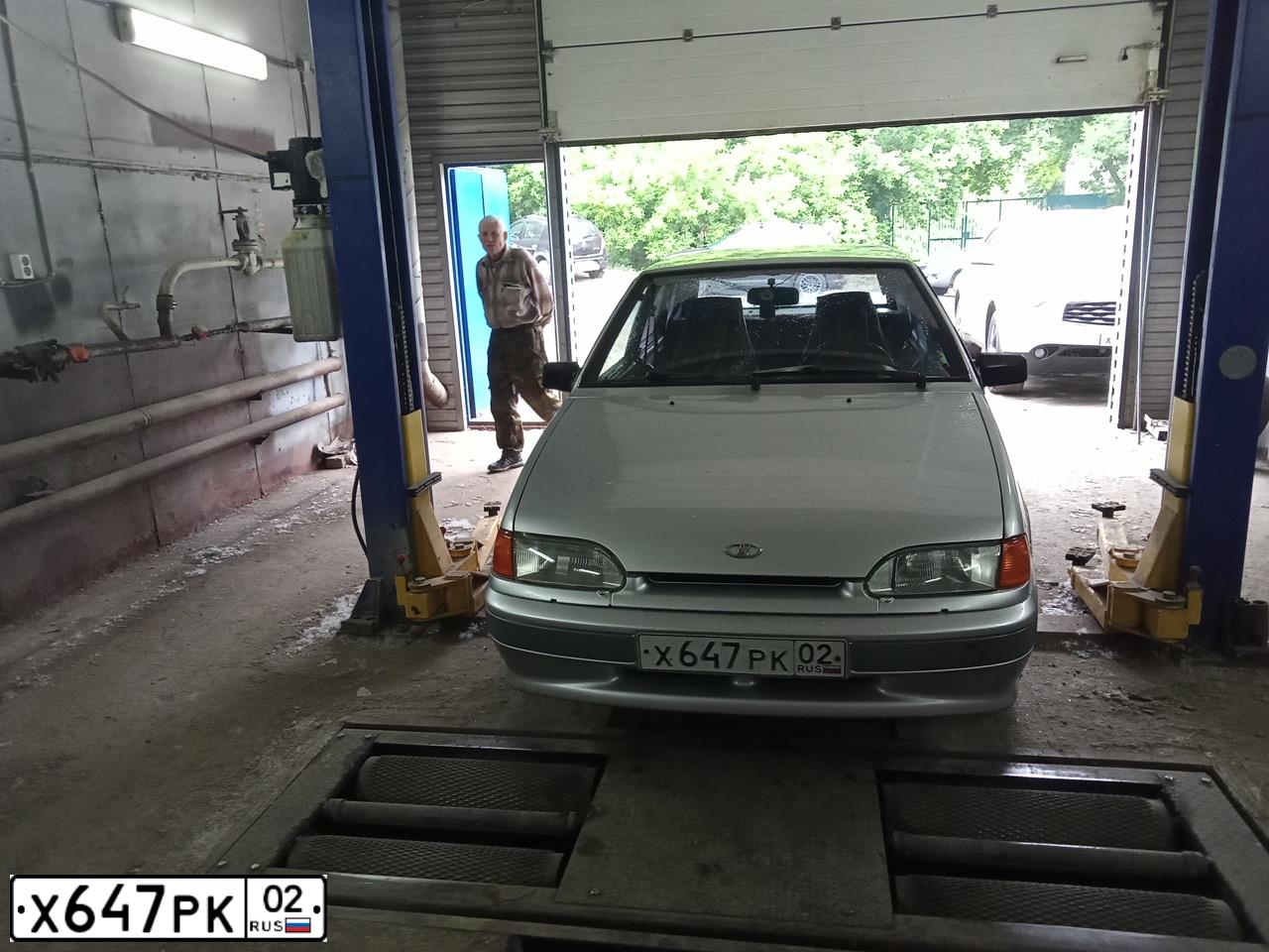 Фото автомобиля LADA 2114 SAMARA, 2006 — госномер Х647РК02. Цвет: Светло-Серебристый металлик