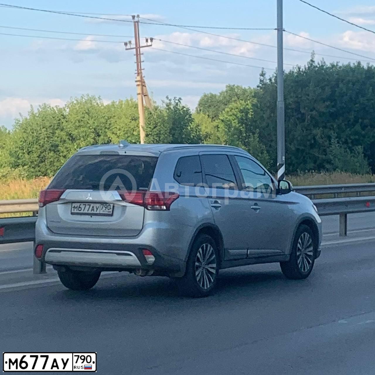 Фото автомобиля MITSUBISHI OUTLANDER, 2020 — госномер М677АУ790. Цвет: СЕРЫЙ