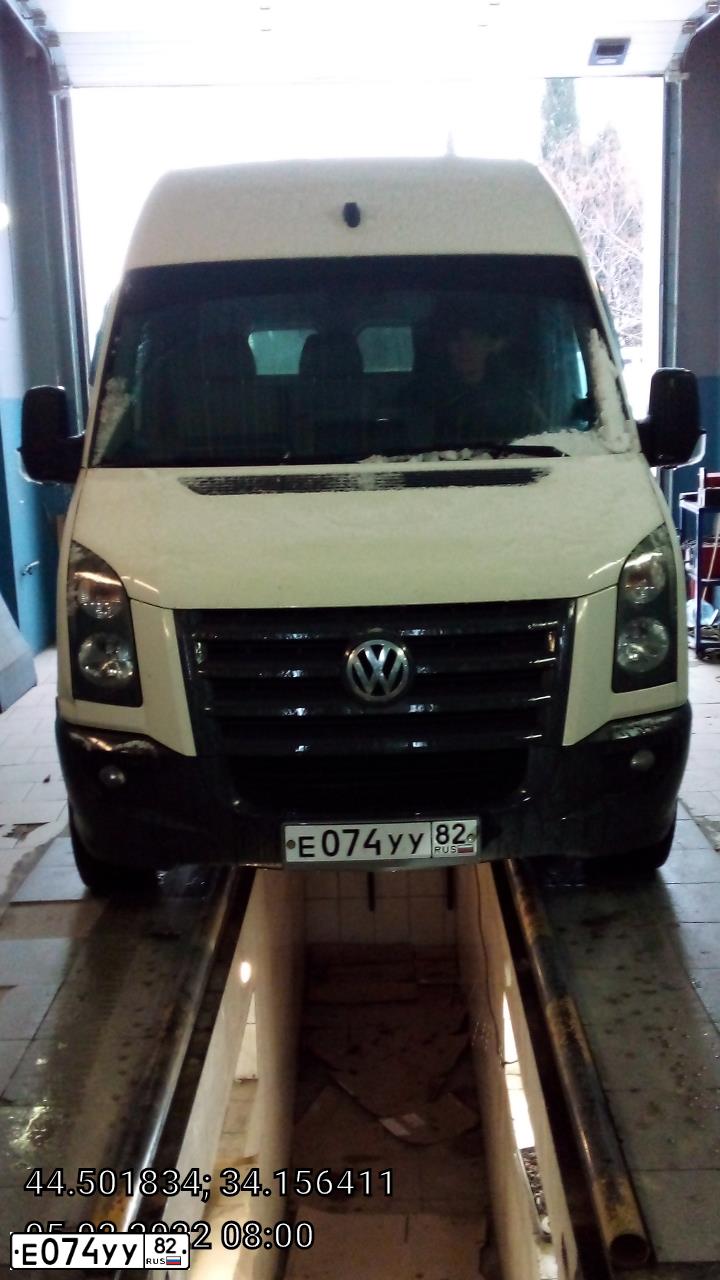 Фото автомобиля VOLKSWAGEN CRAFTER, 2010 — госномер Е074УУ82. Цвет: СЕРО-БЕЛЫЙ
