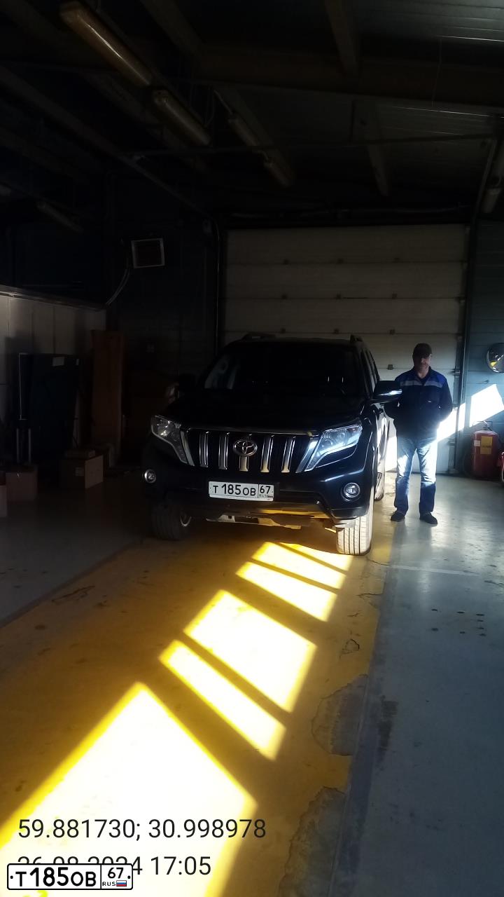 Фото автомобиля TOYOTA LAND CRUISER, 2015 — госномер Е989КР147. Цвет: ЧЕРНЫЙ