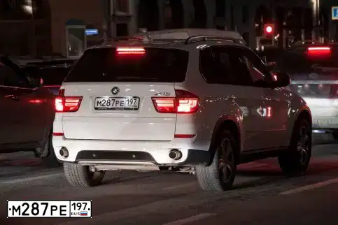 Фото автомобиля BMW X5, 2011 — госномер Н485АМ790. Цвет: БЕЛЫЙ