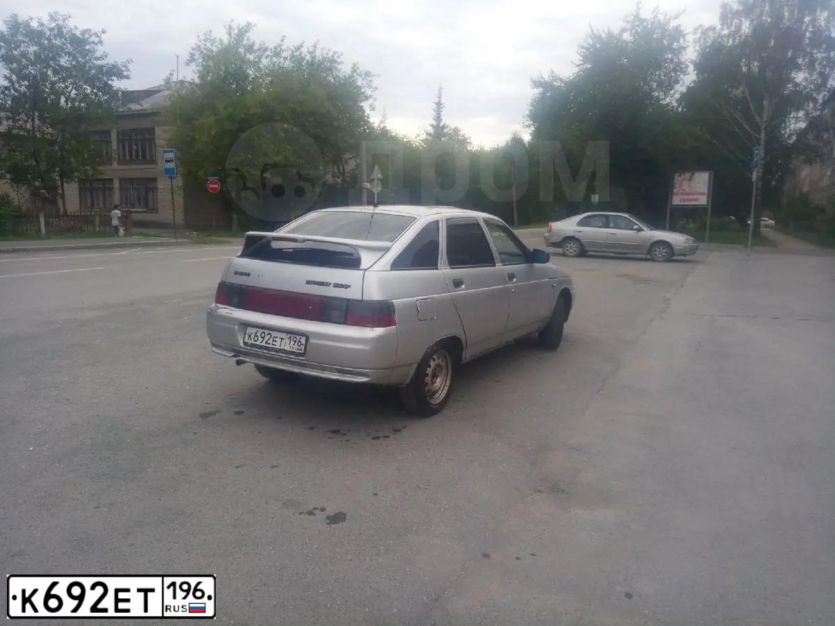 Фото автомобиля LADA 2112, 2003 — госномер Т952АС196. Цвет: Серебристый