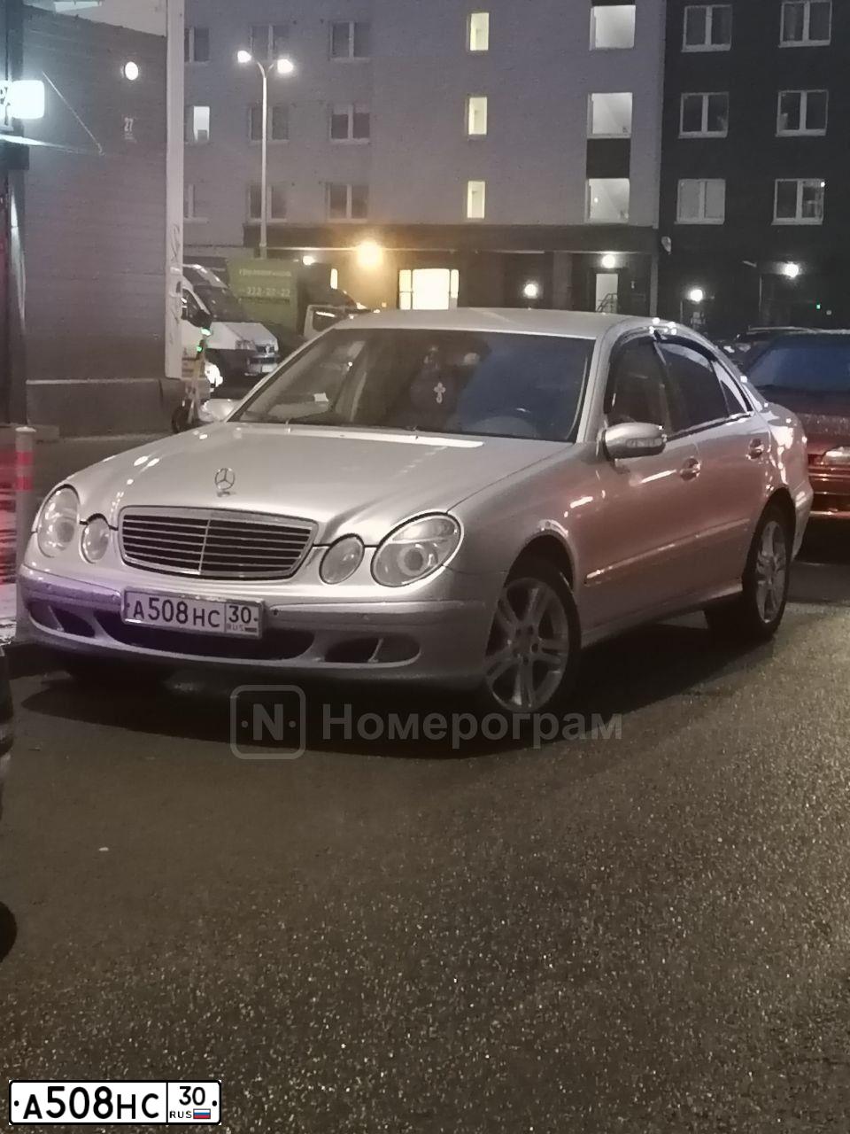 Фото автомобиля MERCEDES E-KLASSE, 2003 — госномер А508НС30. Цвет: СЕРЕБРИСТЫЙ