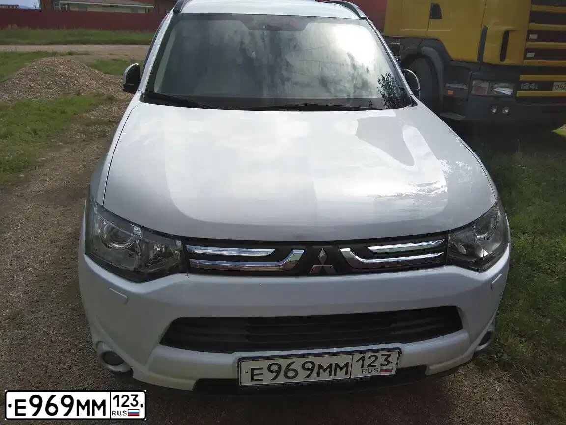 Фото автомобиля MITSUBISHI OUTLANDER, 2013 — госномер Е969ММ123. Цвет: Белый