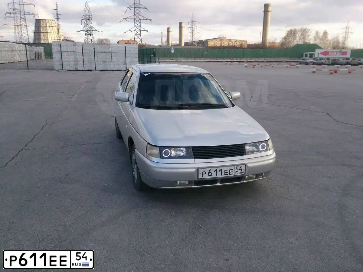 Фото автомобиля LADA 2112 LADA, 2005 — госномер Р611ЕЕ54. Цвет: Светло-Серебристый металлик