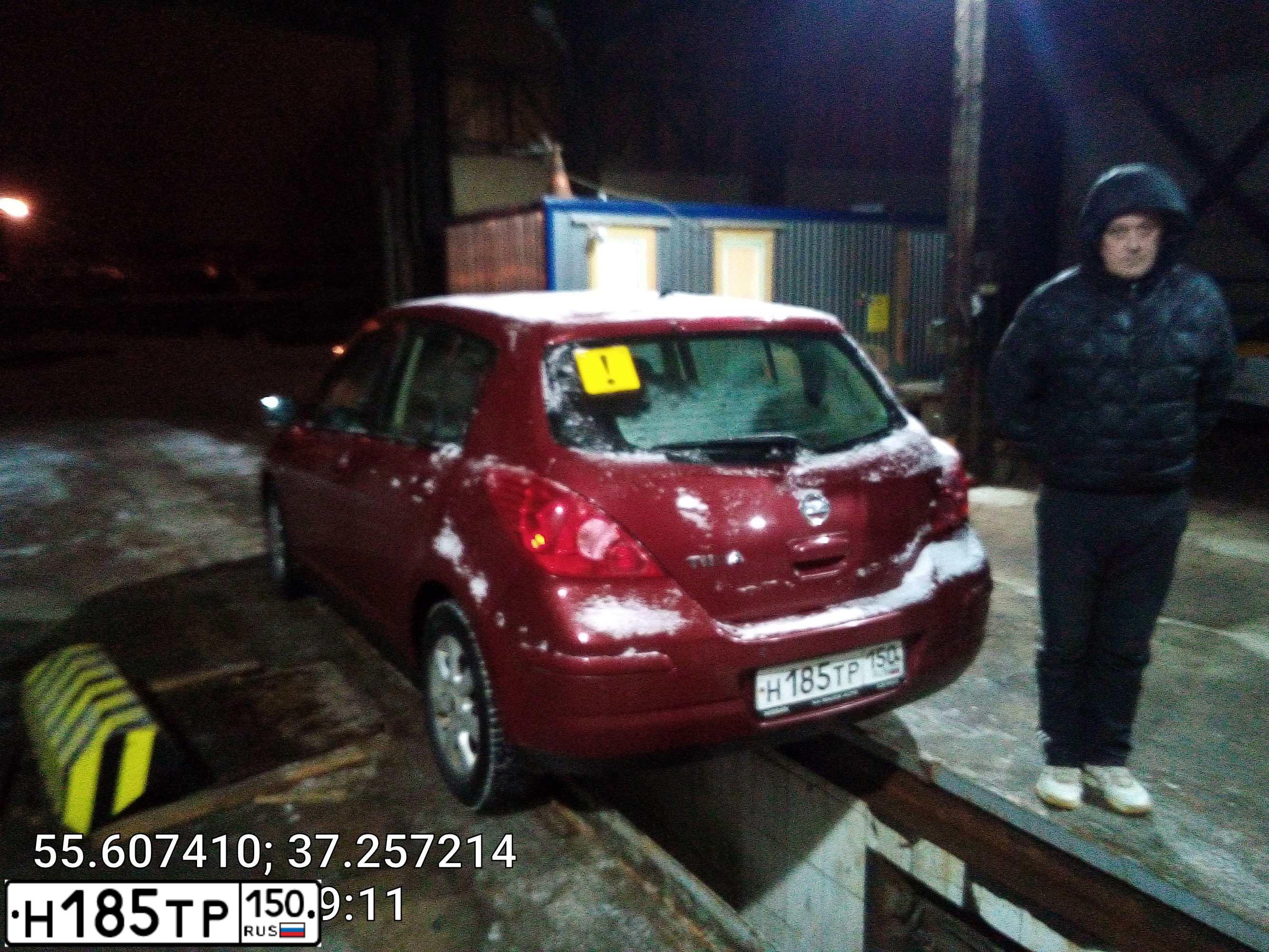 Фото автомобиля NISSAN TIIDA, 2008 — госномер Н185ТР150. Цвет: Красный