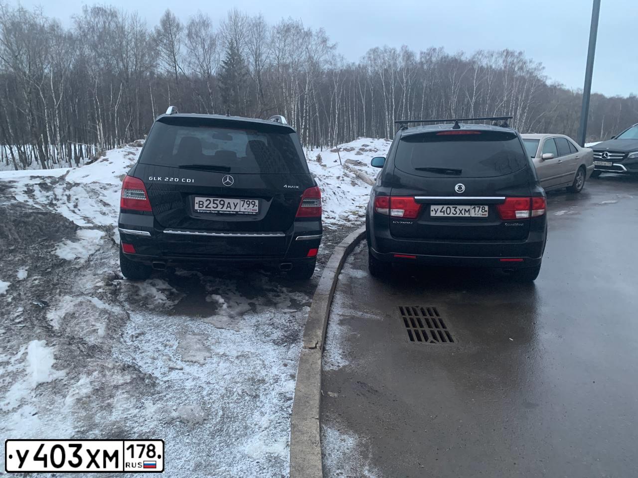 Фото автомобиля SSANGYONG KYRON, 2011 — госномер У403ХМ178. Цвет: ЧЕРНЫЙ