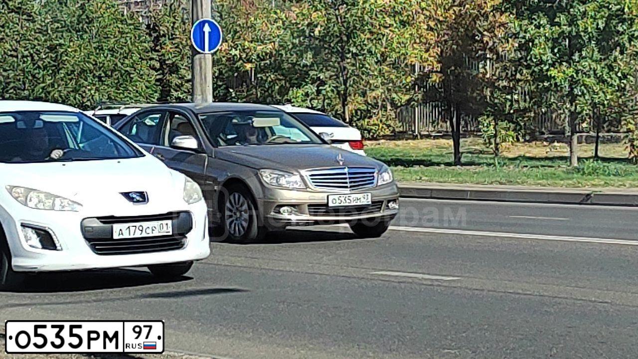 Фото автомобиля FORD FOCUS, 2009 — госномер А077АА77. Цвет: Серебристый