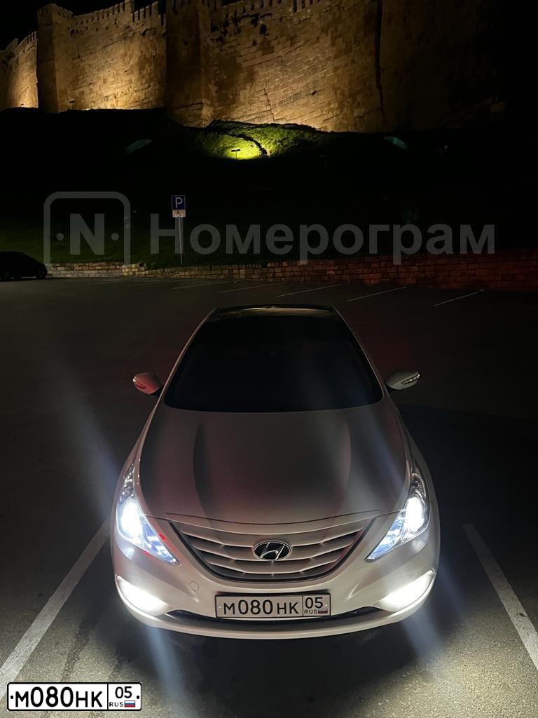 Фото автомобиля HYUNDAI SONATA, 2011 — госномер М080НК05. Цвет: Белый