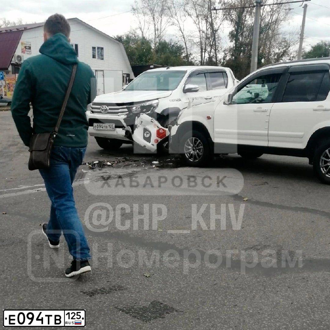 Фото автомобиля TOYOTA HILUX, 2016 — госномер Е094ТВ125. Цвет: БЕЛЫЙ