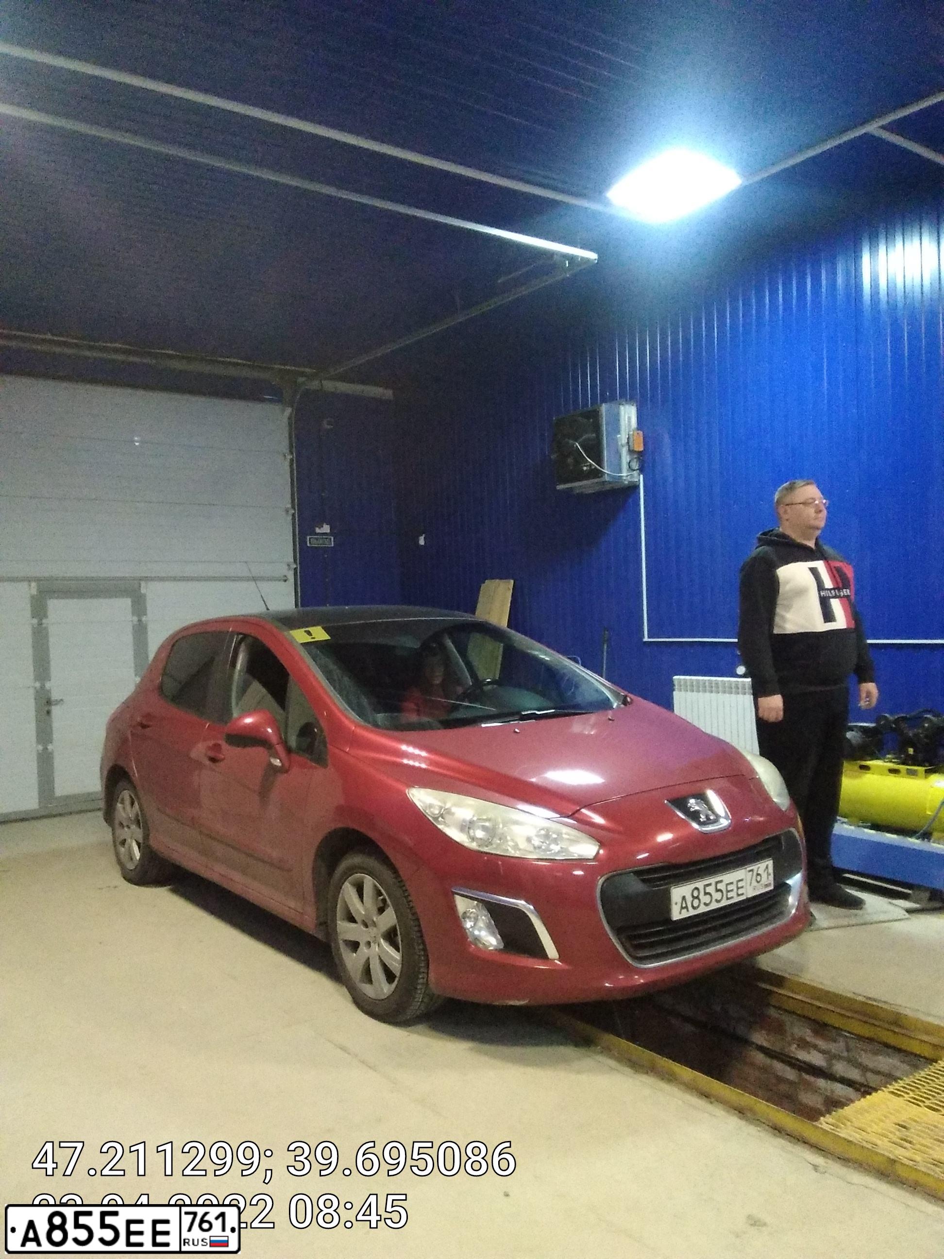 Фото автомобиля PEUGEOT 308, 2011 — госномер Е011РВ161. Цвет: Красный