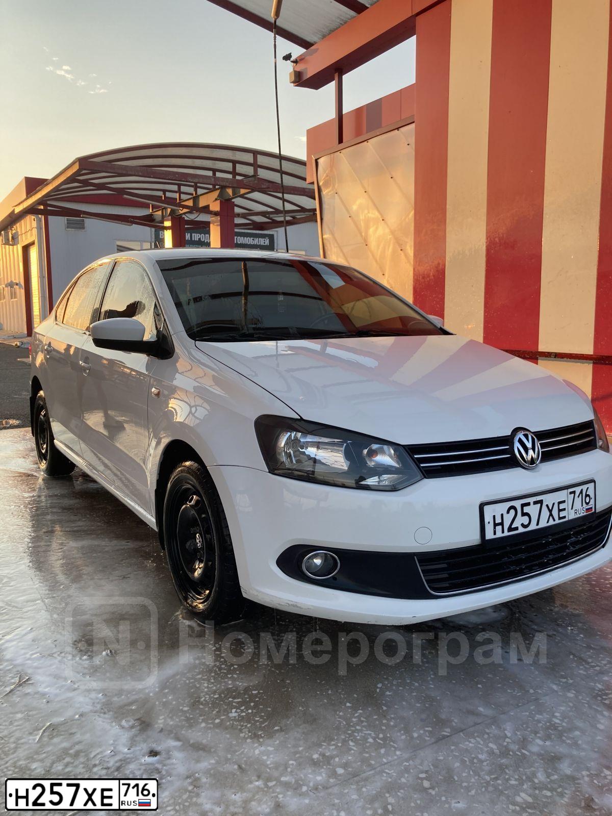 Фото автомобиля VOLKSWAGEN POLO, 2013 — госномер Н257ХЕ716. Цвет: Белый