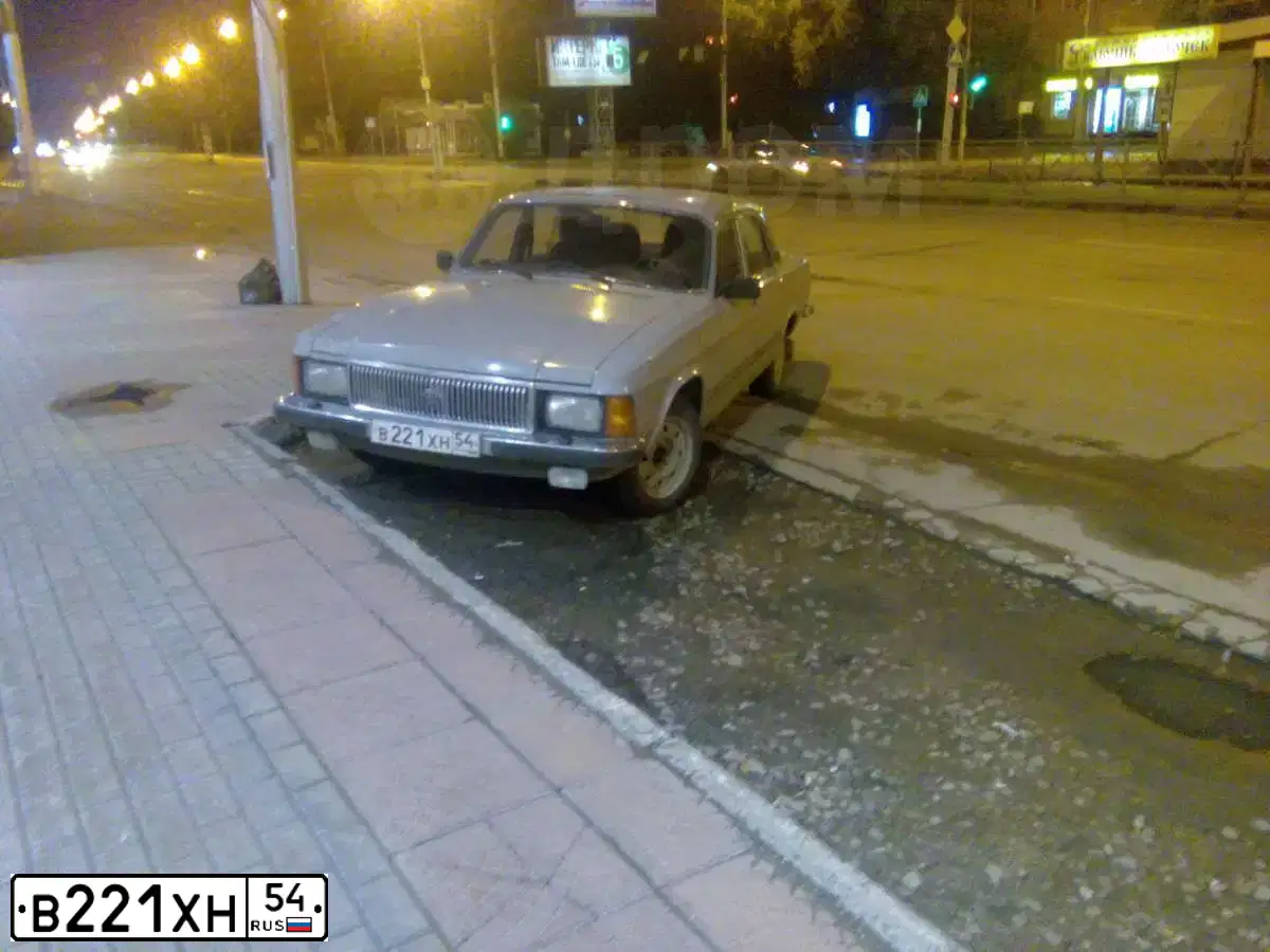 Фото автомобиля GAZ 3102 WOLGA, 1998 — госномер В221ХН54. Цвет: СЕРЫЙ