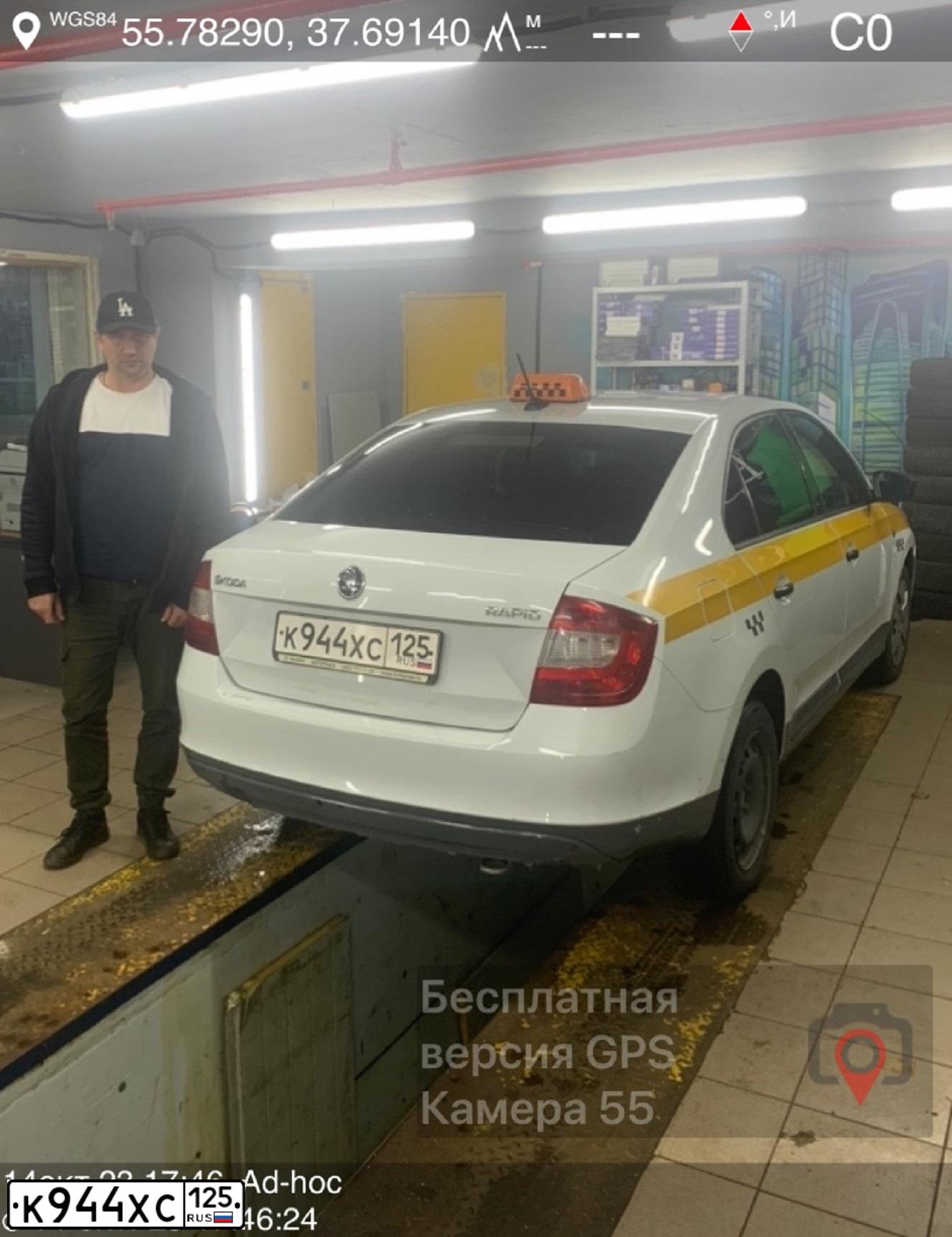 Фото автомобиля SKODA RAPID, 2017 — госномер К944ХС125. Цвет: БЕЛЫЙ ЖЕЛТЫЙ СЕРЫЙ