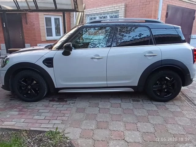 Фото автомобиля MINI MINI COOPER COUNTRYMAN, 2019 — госномер А363ОН799. Цвет: БЕЛЫЙ
