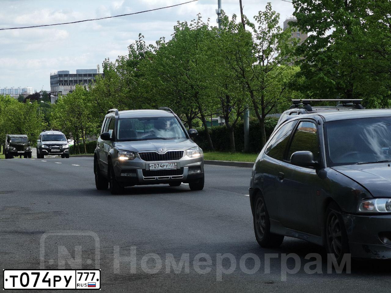 Фото автомобиля SKODA YETI, 2016 — госномер Т074РУ777. Цвет: БЕЖЕВЫЙ