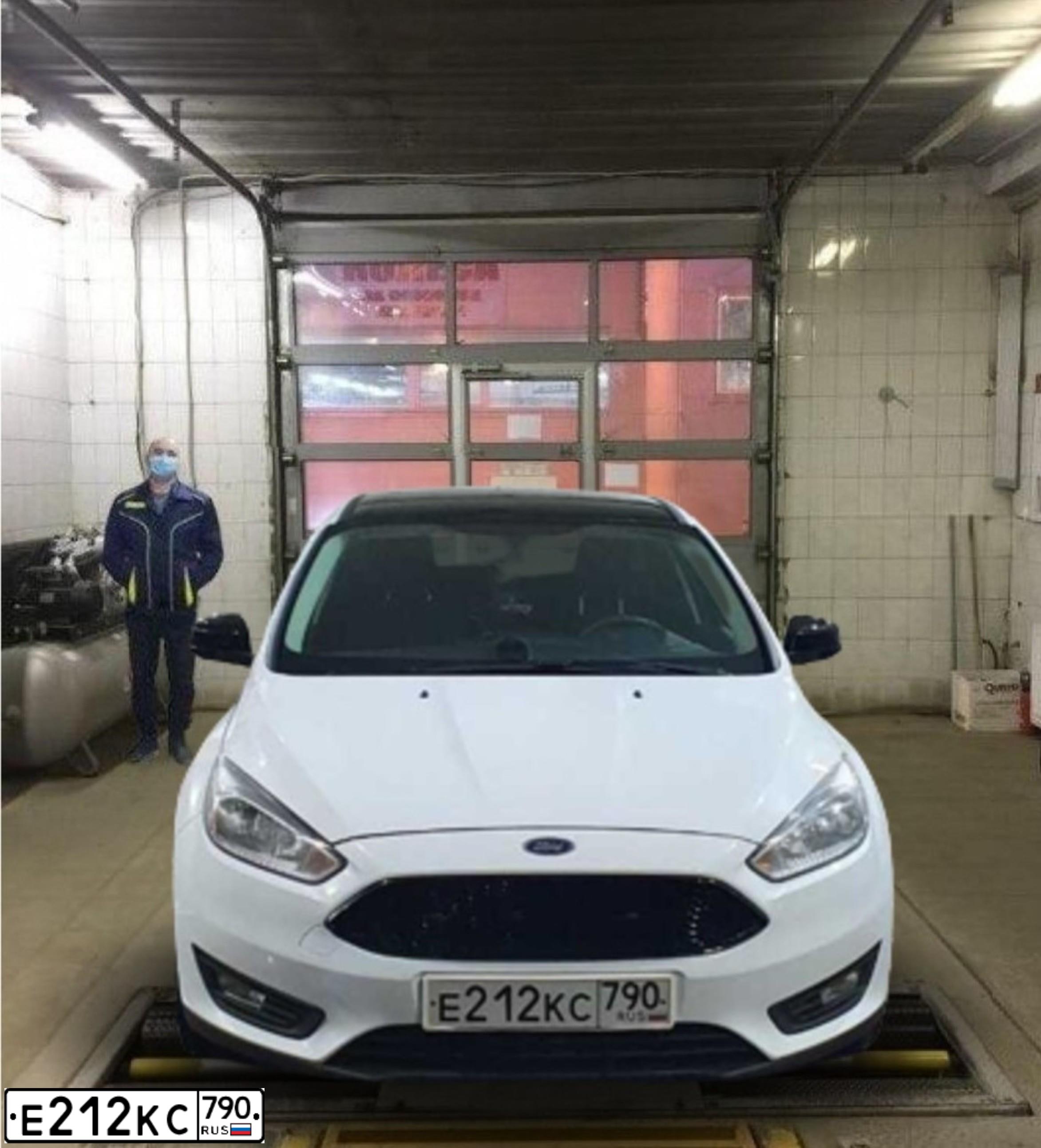 Фото автомобиля FORD FOCUS, 2016 — госномер Х020ЕМ152. Цвет: БЕЛЫЙ
