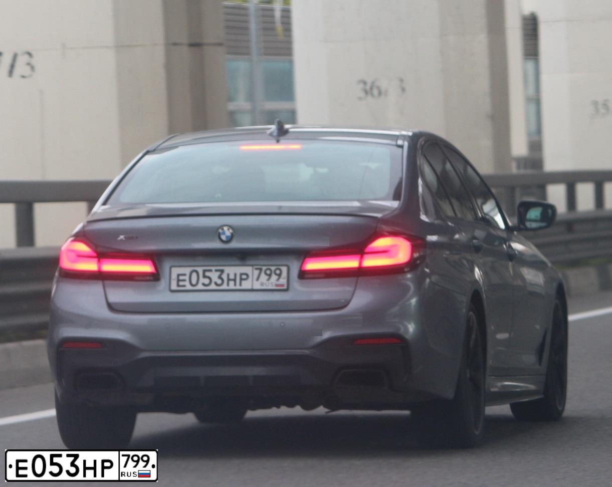 Фото автомобиля BMW SERIE 5, 2018 — госномер Е053НР799. Цвет: СЕРЫЙ