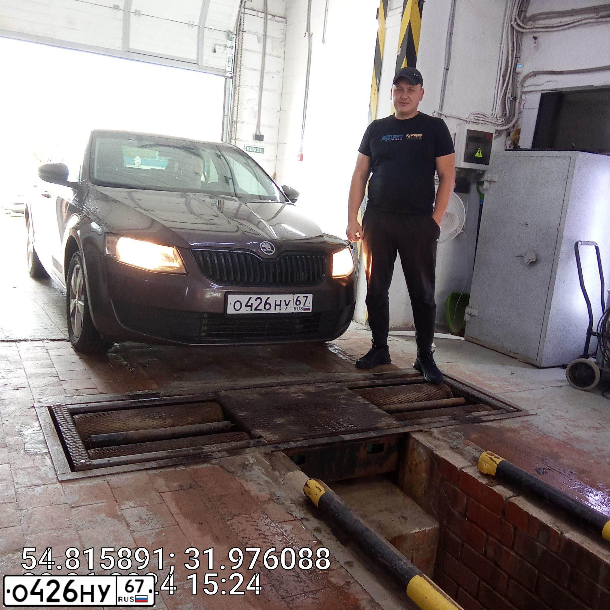 Фото автомобиля SKODA OCTAVIA, 2013 — госномер М300ЕМ67. Цвет: Коричневый