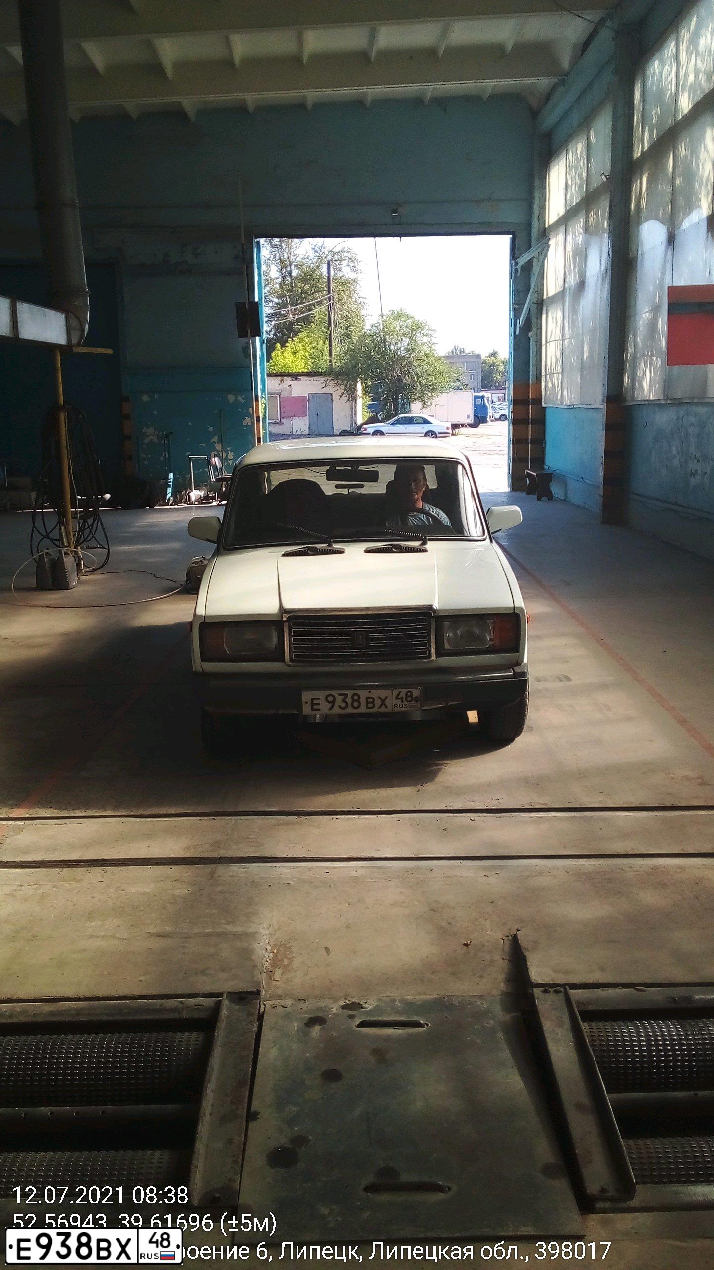 Фото автомобиля LADA 2107, 2006 — госномер Е938ВХ48. Цвет: ЯРКО-БЕЛЫЙ