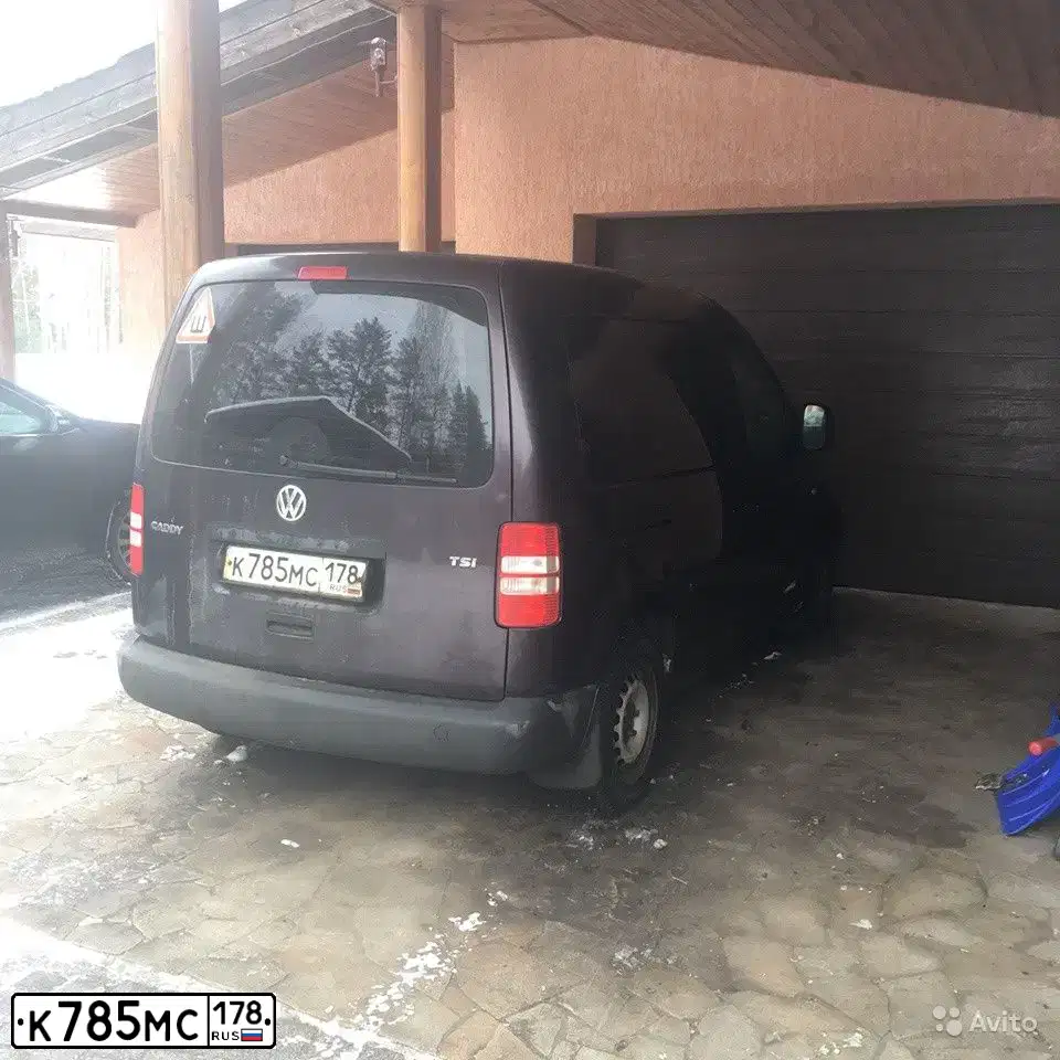 Фото автомобиля VOLKSWAGEN CADDY, 2011 — госномер В777ВР250. Цвет: ТЕМНО-БОРДОВЫЙ