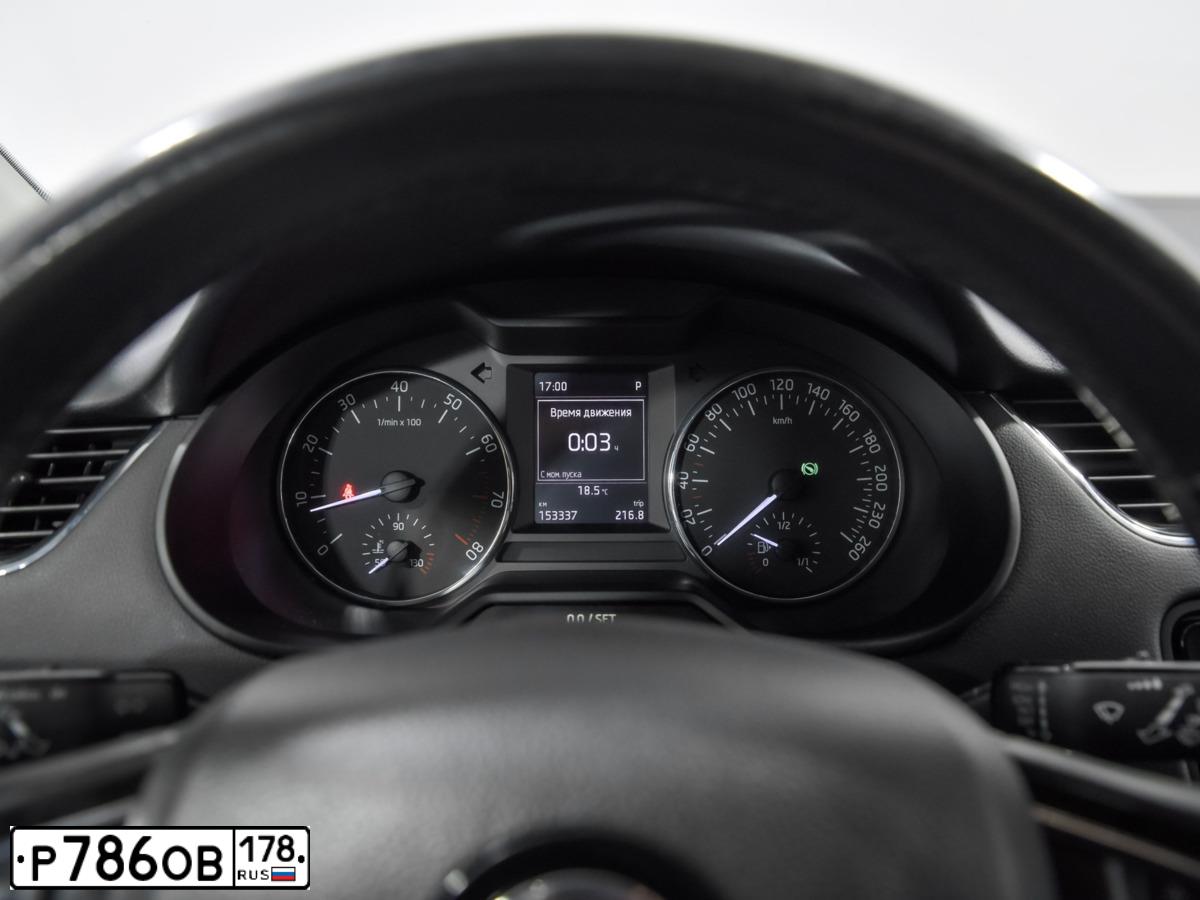 Фото автомобиля SKODA OCTAVIA, 2013 — госномер Е636НА147. Цвет: Коричневый