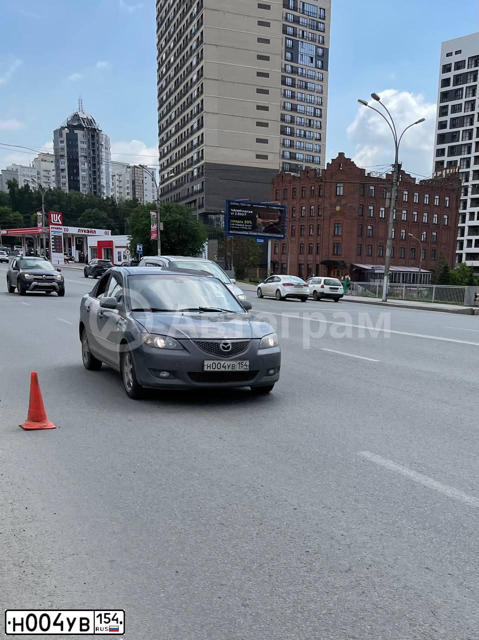 Фото автомобиля MAZDA 3, 2008 — госномер Н004УВ154. Цвет: СЕРЫЙ