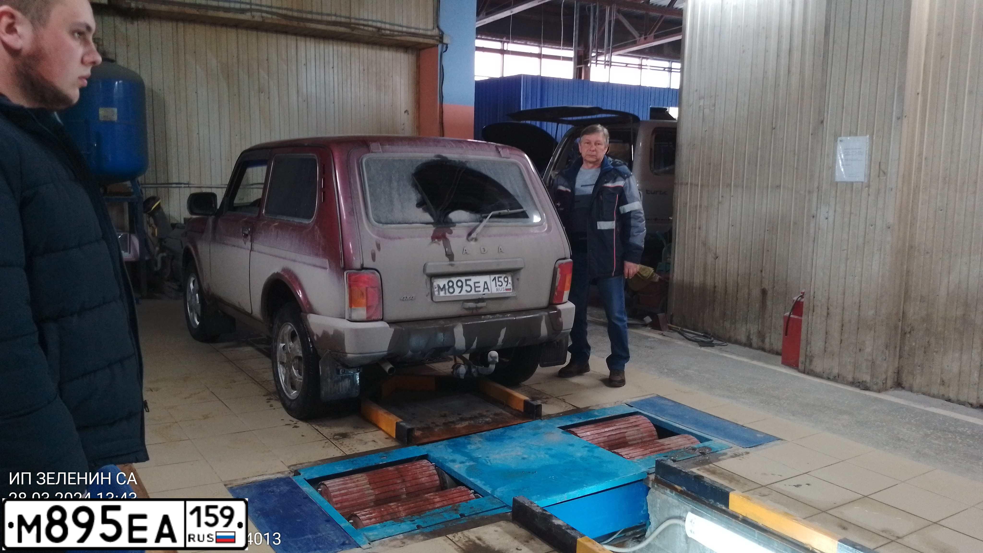 Фото автомобиля LADA 2121 NIVA, 2018 — госномер Т141АЕ159. Цвет: МАЛИНОВЫЙ