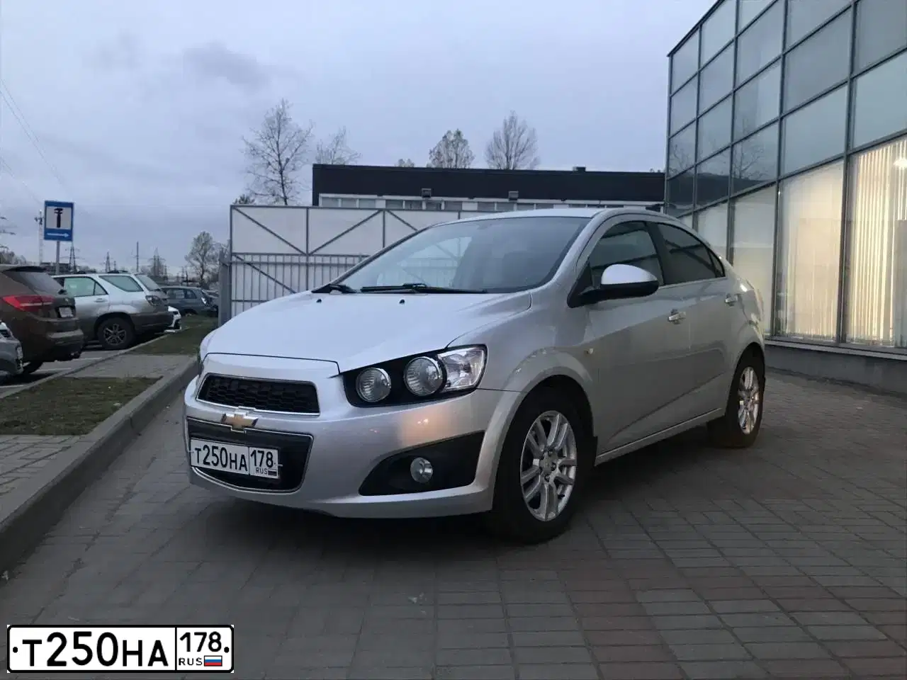 Фото автомобиля CHEVROLET AVEO, 2014 — госномер Т250НА178. Цвет: СЕРЕБРИСТЫЙ МЕТАЛЛИК