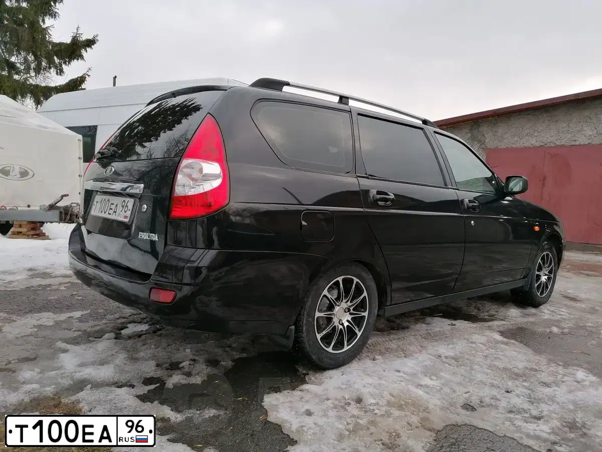 Фото автомобиля LADA 2171 PRIORA, 2010 — госномер Е209КЕ186. Цвет: Сине-Черный