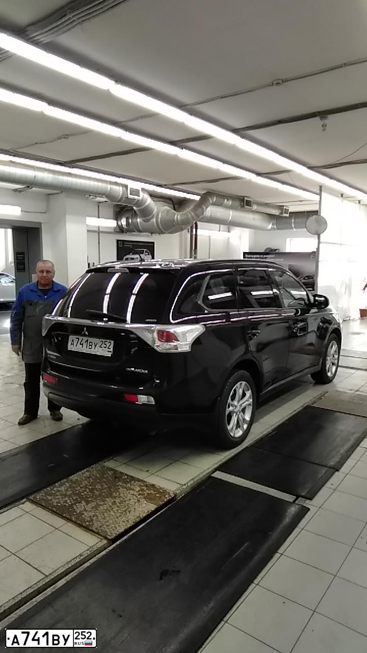 Фото автомобиля MITSUBISHI OUTLANDER, 2012 — госномер У371МВ152. Цвет: ЧЕРНЫЙ